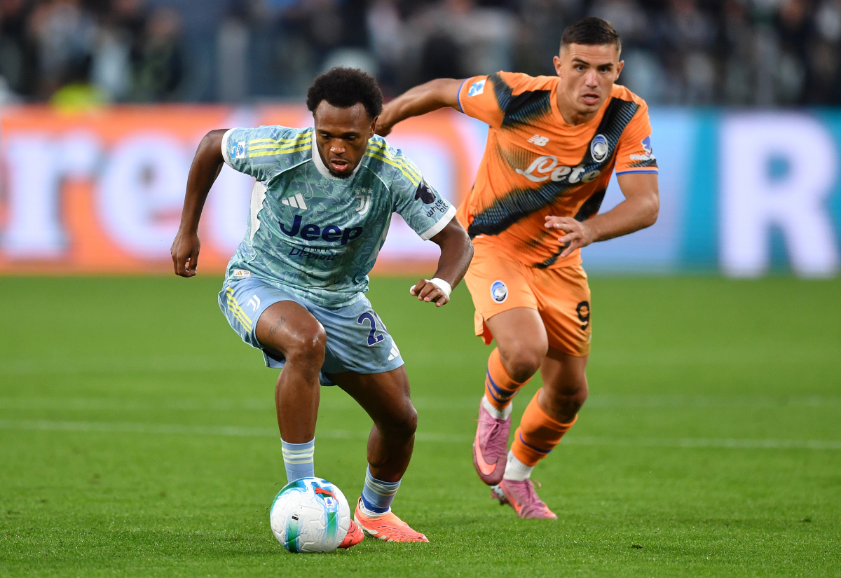Turin, Taliansko - 27. september: Lois Openda z Juventusu ovláda loptu, zatiaľ čo pod tlakom Nikola Krstovic z Atalanty BC počas zápasu Serie A medzi Juventus FC a Atalanta BC na štadióne Alianz 27. septembra 2025 v Taliansku. (Foto: Valerio Pennicino/Getty Images)