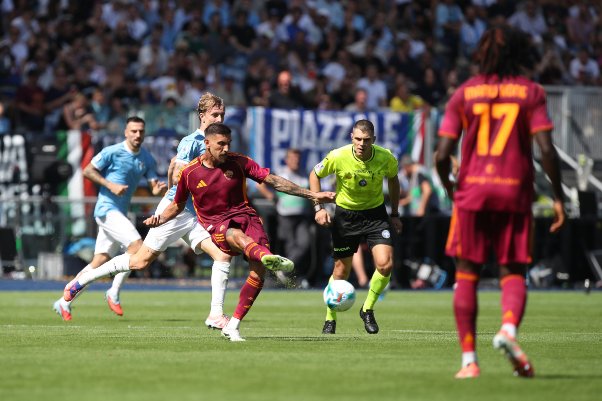 ROME, ITALY - SEPTEMBER 21: Lorenzo Pellegrini of AS Roma passes the ball during the Serie A match between SS Lazio and AS Roma at Stadio Olimpico on September 21, 2025 in Rome, Italy. (Photo by Paolo Bruno/Getty Images)