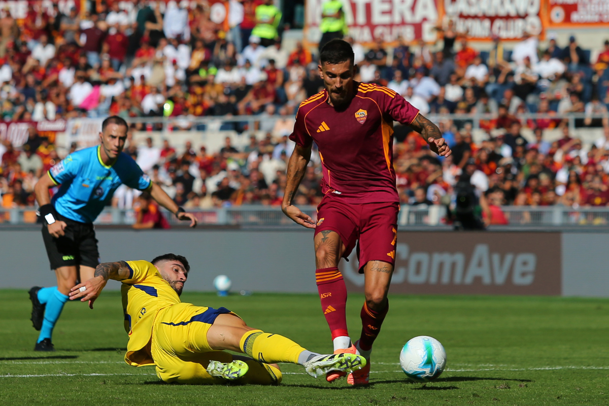ROME, ITALY - SEPTEMBER 28: Lorenzo Pellegrini of AS Roma competes for the ball with Suat Serdar of Hellas Verona during the Serie A match between AS Roma and Hellas Verona FC at Stadio Olimpico on September 28, 2025 in Rome, Italy. (Photo by Paolo Bruno/Getty Images)