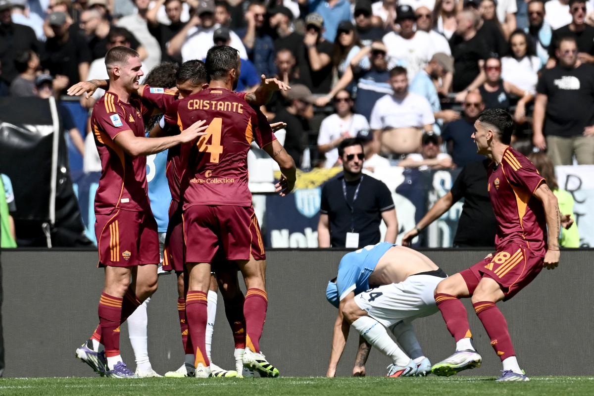 ROME, ITALY - SEPTEMBER 21: Lorenzo Pellegrini of AS Roma celebrates the opening goal with his team mates during the Serie A match between SS Lazio and AS Roma at Stadio Olimpico on September 21, 2025 in Rome, Italy. (Photo by Marco Rosi - SS Lazio/Getty Images)