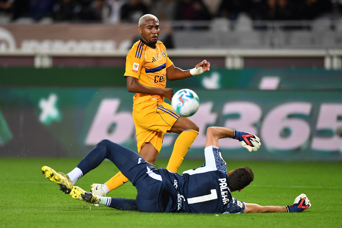 TURIN, ITALY - SEPTEMBER 25: Lucas Lorran of Pisa is challenged by Alberto Paleari of Torino FC during the Coppa Italia match between Torino and Pisa at Stadio Olimpico on September 25, 2025 in Turin, Italy. (Photo by Valerio Pennicino/Getty Images)