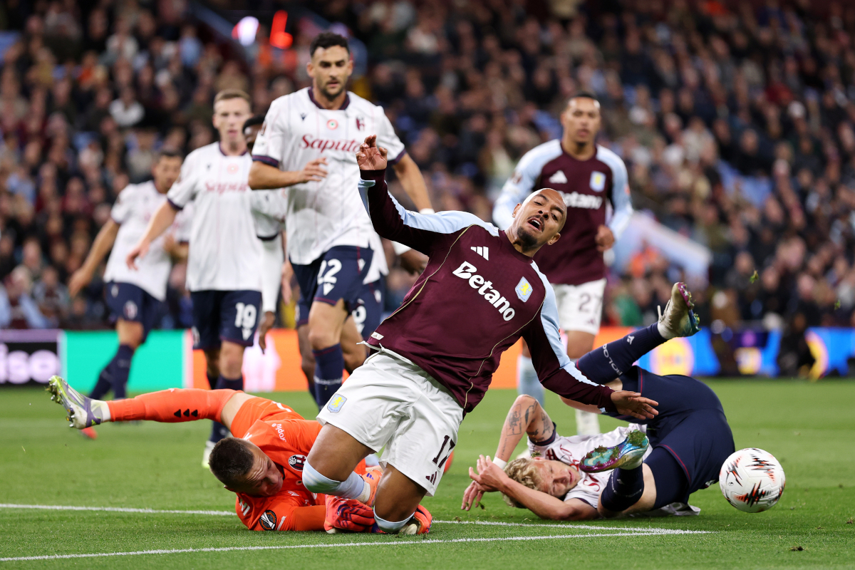 BIRMINGHAM, ENGLAND - SEPTEMBER 25: Donyell Malen of Aston Villa is tackled by Lukasz Skorupski of Bologna FC 1909 during the UEFA Europa League 2025/26 League Phase MD1 match between Aston Villa FC and Bologna FC 1909 at Villa Park on September 25, 2025 in Birmingham, England. (Photo by Justin Setterfield/Getty Images)