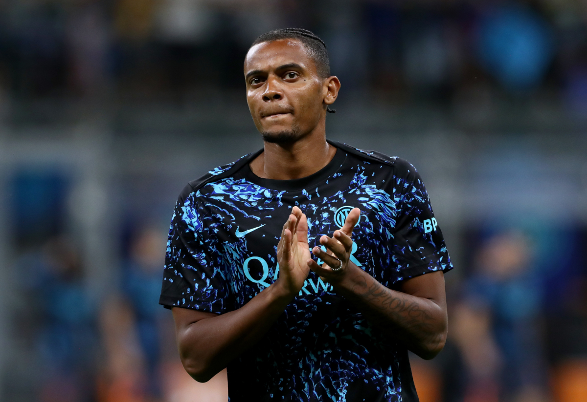 Manuel Akanji do Internazionale se aquecendo antes de um jogo da Serie A.