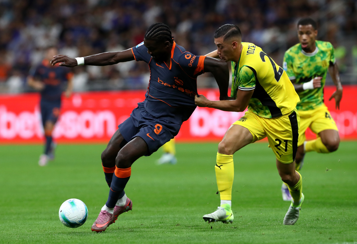 MILAN, ITALY - SEPTEMBER 21: Marcus Thuram of Internazionale is challenged by Jay Idzes of Sassuolo during the Serie A match between FC Internazionale and US Sassuolo Calcio at Giuseppe Meazza Stadium on September 21, 2025 in Milan, Italy. (Photo by Marco Luzzani/Getty Images)