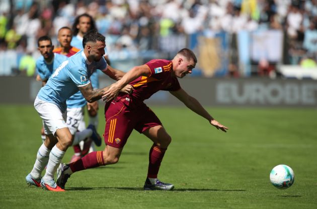 ROME, ITALY - SEPTEMBER 21: Evan Ferguson of AS Roma is challenged by Mario Gila of Lazio during the Serie A match between SS Lazio and AS Roma at Stadio Olimpico on September 21, 2025 in Rome, Italy. (Photo by Paolo Bruno/Getty Images)