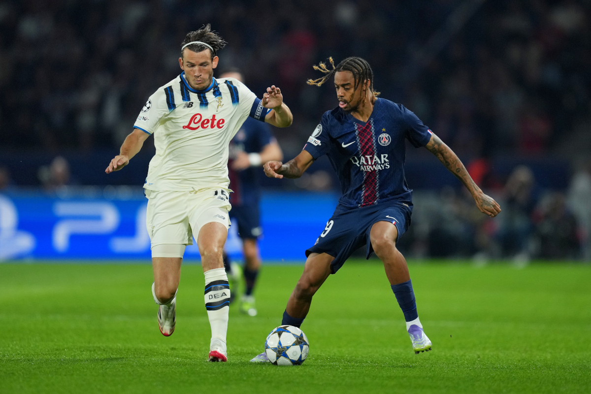 Paríž, Francúzsko-17. september: Bradley Barcola z Paríža Saint-Germain beží s loptou, zatiaľ čo pod tlakom Marten de Roon z Atalanta BC v Lige UEFA Ligy 2025/26 ligovej fázy MD1 medzi Parížom Saint-Germain a Atalanta BC v Parc Des Prince 17. septembra 2025 v Paríži vo Francúzsku. (Foto: franco Arland/Getty Images)
