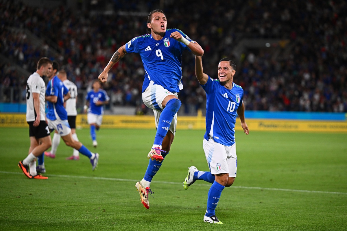Mateo Retegui celebrando un gol con la selección italiana contra Estonia.