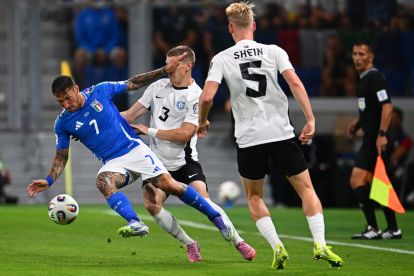 BERGAMO, ITALY - SEPTEMBER 05: Matteo Politano of Italy in action challenges for the ball with Joseph Saliste of Estonia during the FIFA World Cup 2026 qualifier match between Italy and Estonia at Stadio di Bergamo on September 05, 2025 in Bergamo, Italy. (Photo by Mattia Ozbot/Getty Images)