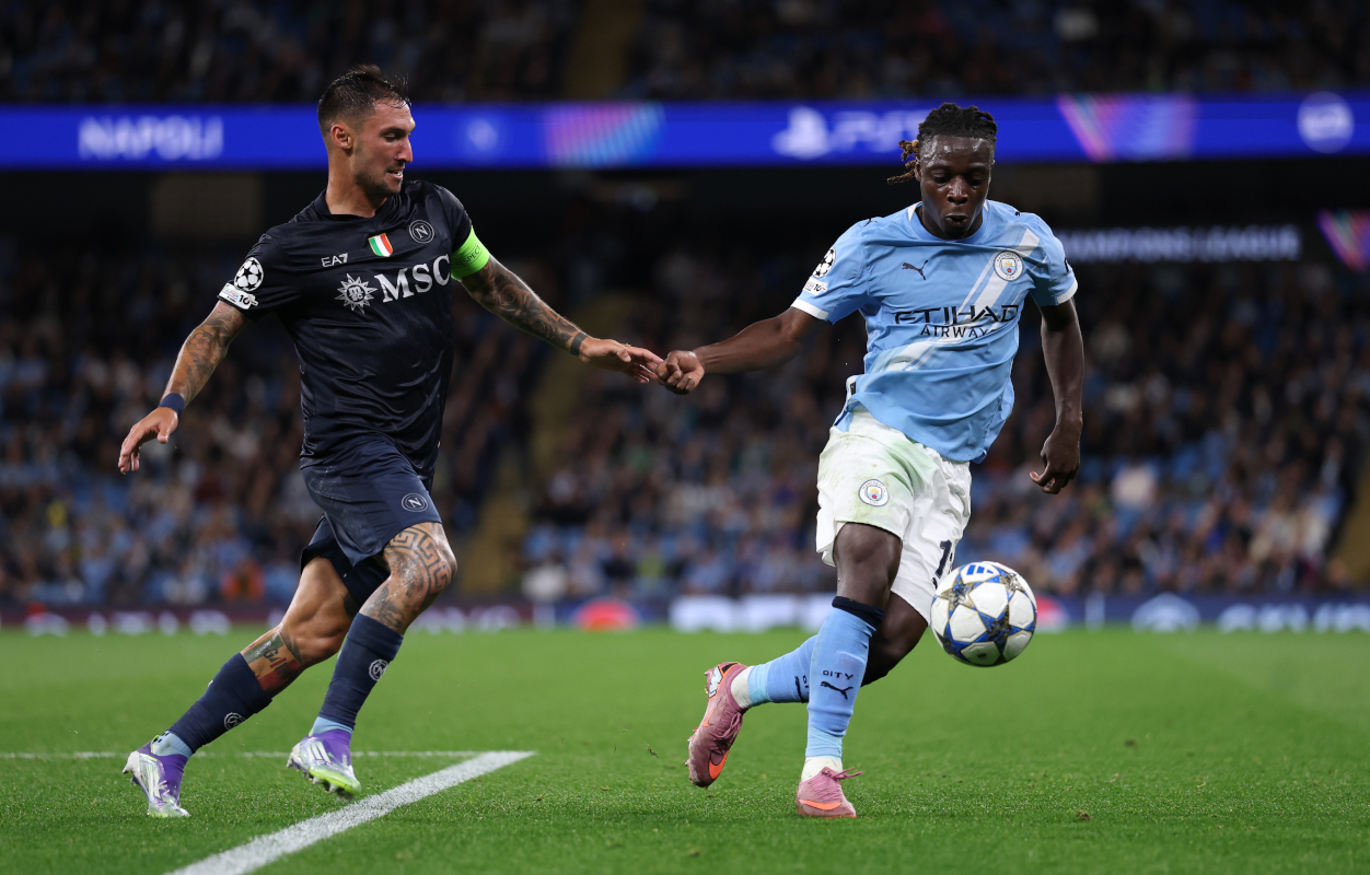 MANCHESTER, ENGLAND - SEPTEMBER 18: Matteo Politano of Napoli battles for possession with Jeremy Doku of Manchester City during the UEFA Champions League 2025/26 League Phase MD1 match between Manchester City and SSC Napoli at City of Manchester Stadium on September 18, 2025 in Manchester, England. (Photo by Ryan Pierse/Getty Images)