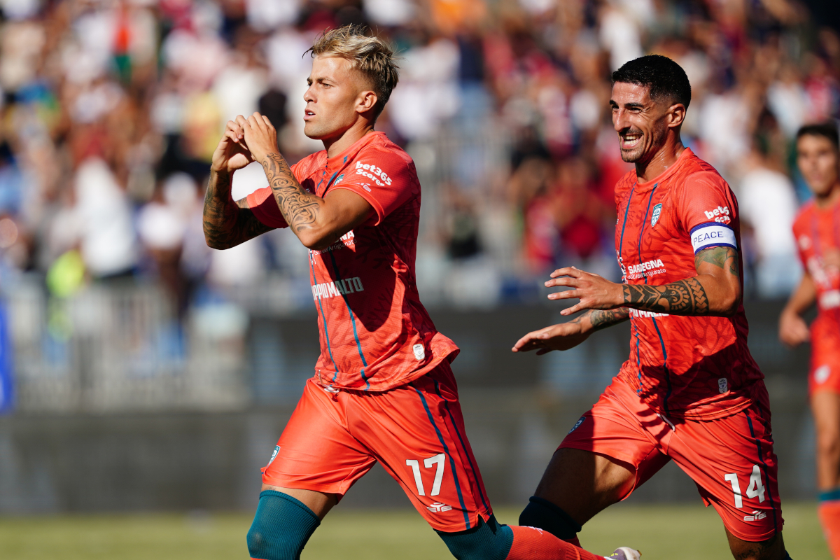 CAGLIARI, ITALY - SEPTEMBER 13: Mattia Felici of Cagliari Calcio celebrates after scoring his first goal during the Serie A match between Cagliari Calcio and Parma Calcio 1913 at Stadio Sant'Elia on September 13, 2025 in Cagliari, Italy. (Photo by Pier Marco Tacca/Getty Images)
