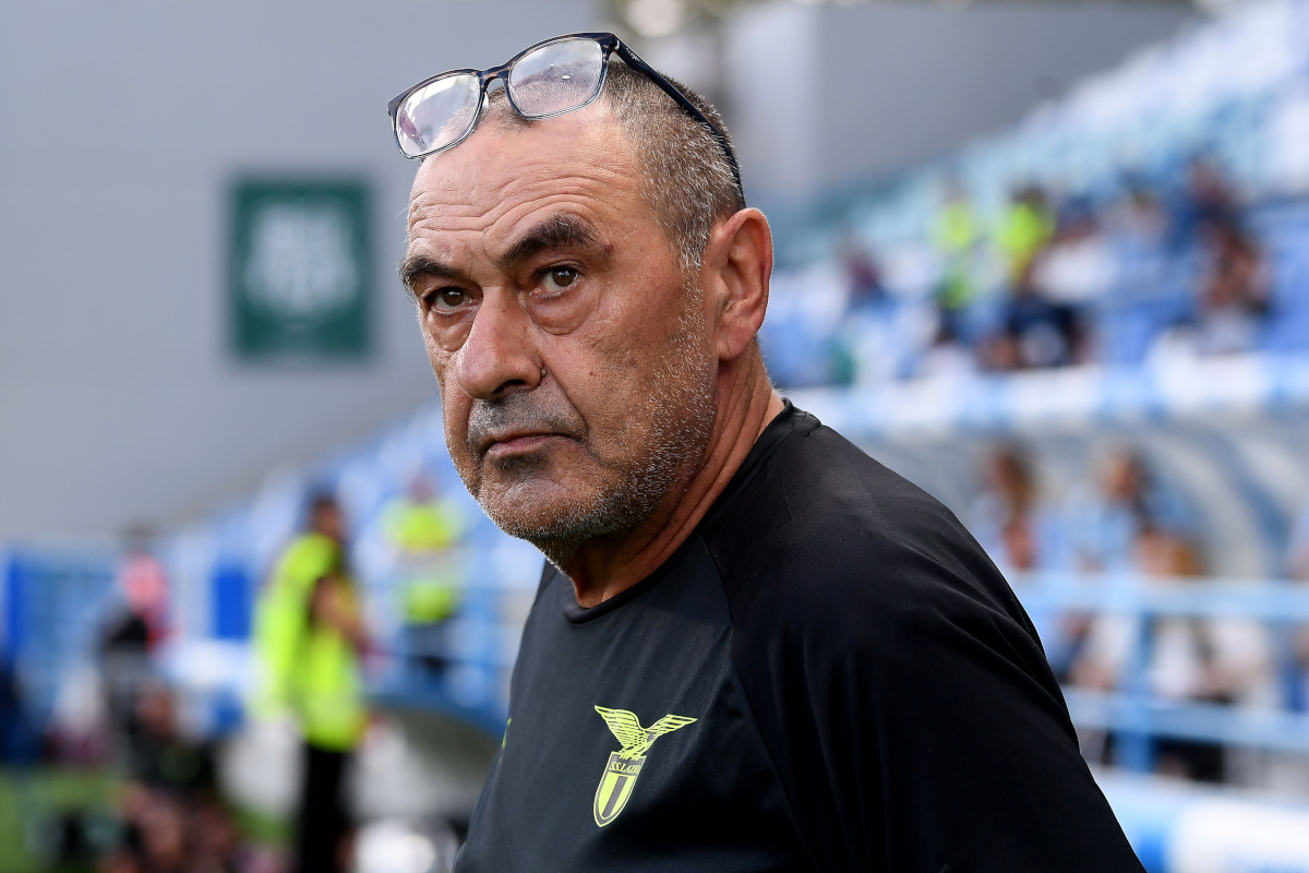 Maurizio Sarri, entrenador de la Lazio, analizando el juego desde la banda.