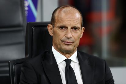 MILAN, ITALIA - 14 SEPTEMBER: Massimiliano Allegri, Pelatih Kepala AC Milan, menatap jelang pertandingan Serie A antara AC Milan dan Bologna FC 1909 di Stadion Giuseppe Meazza pada 14 September 2025 di Milan, Italia. (Foto oleh Marco Luzzani/Getty Images)