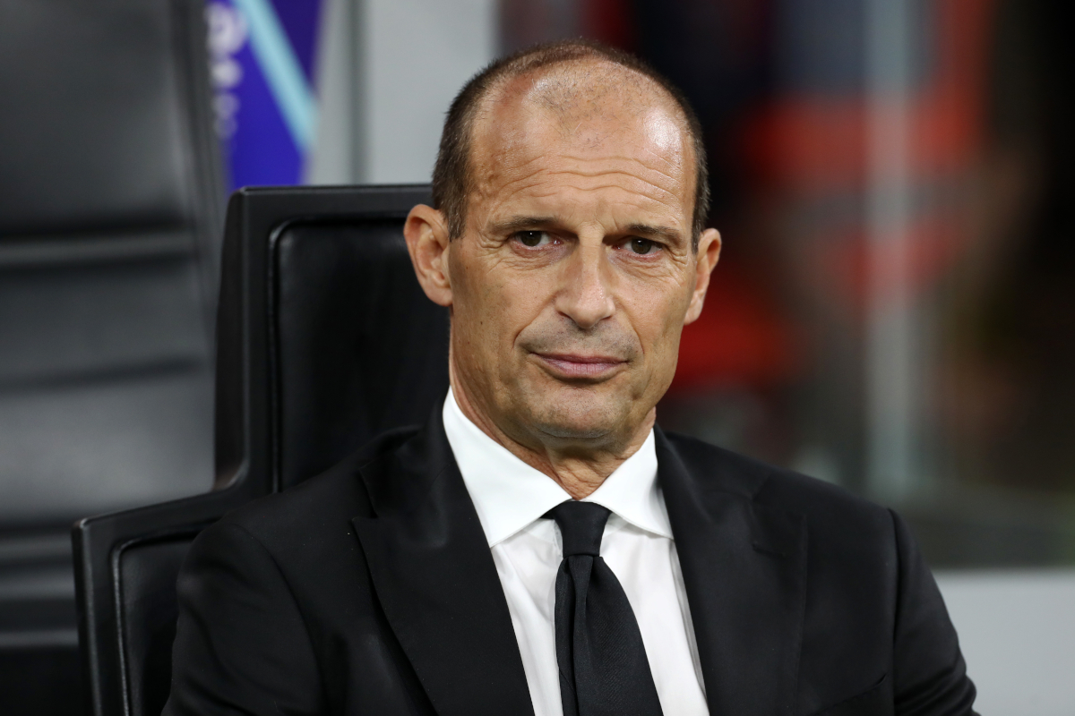 Entrenador del AC Milan pensativo