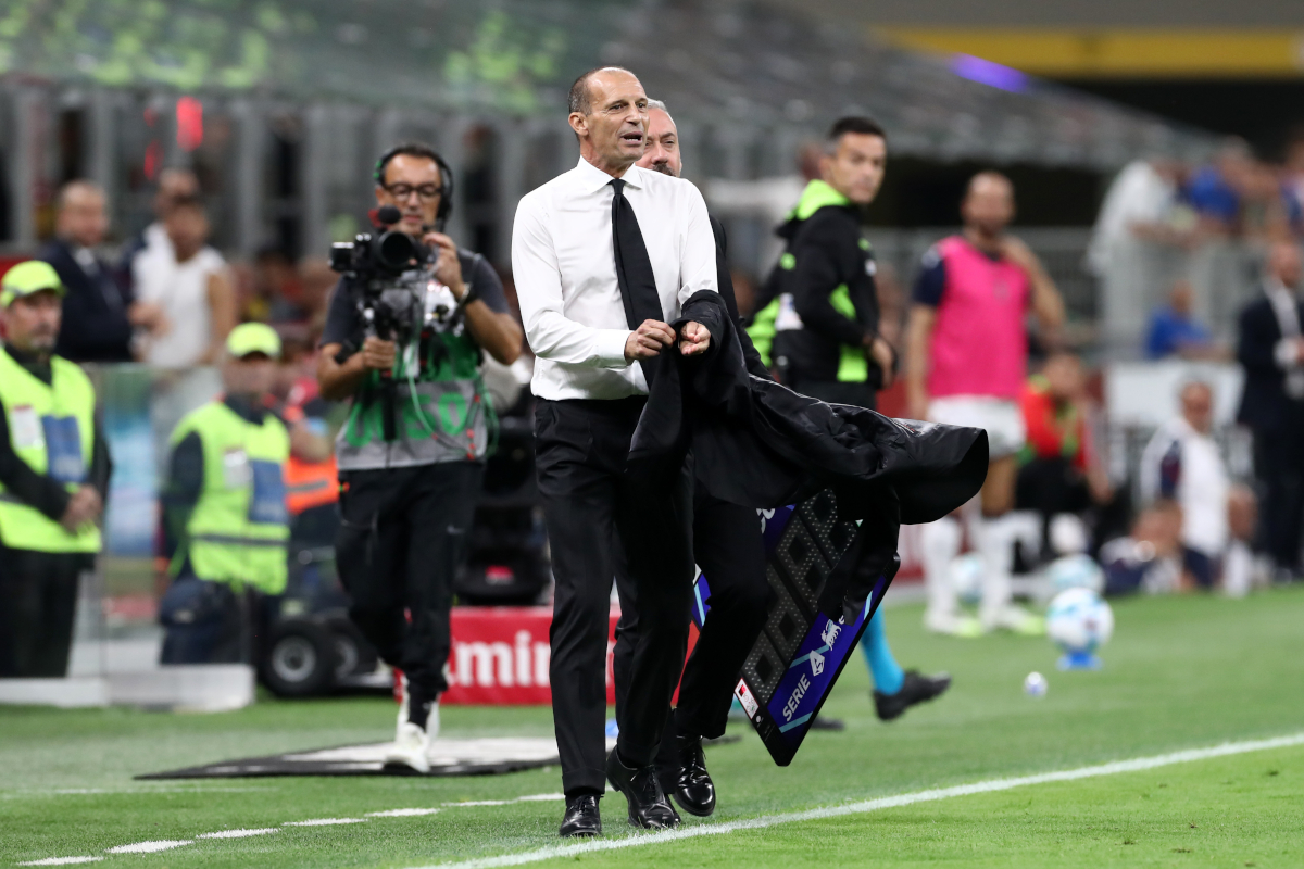 Massimiliano Allegri, treinador do AC Milan, reage durante jogo da Serie A contra o Bologna.