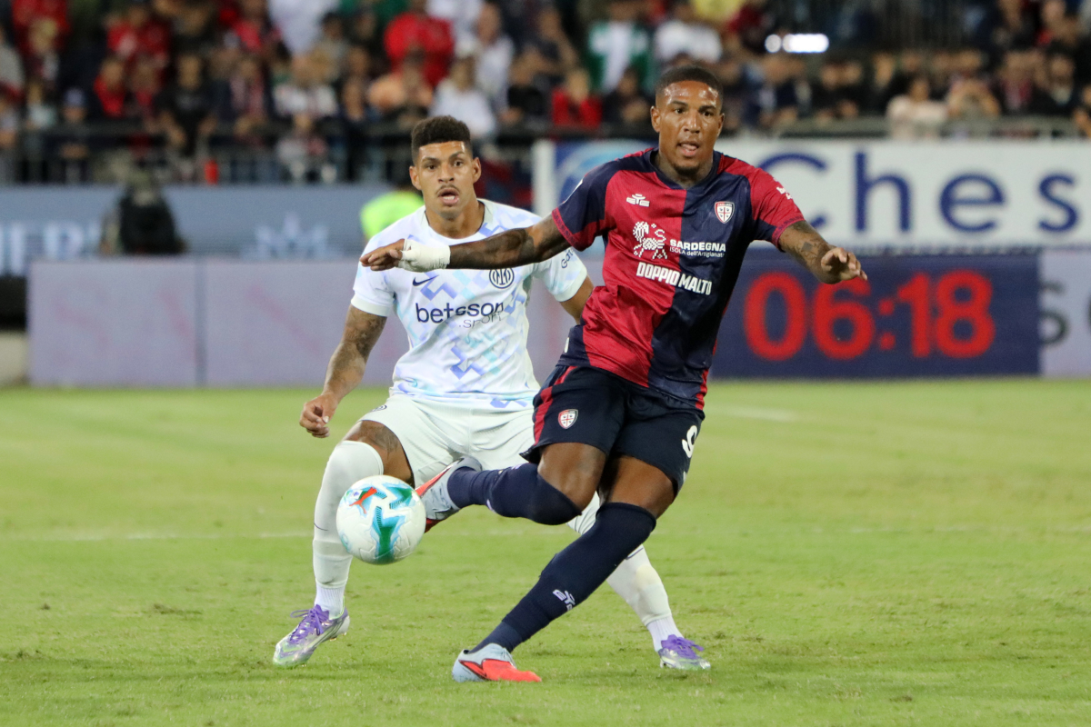 Michael Folorunsho do Cagliari em contraste durante a partida da Serie A entre Cagliari Calcio e FC Internazionale no Stadio Sant`Elia