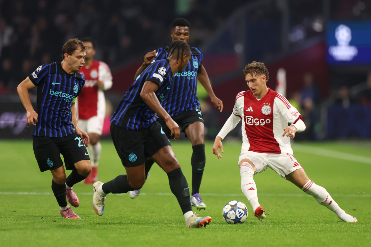 AMSTERDAM, NETHERLANDS - SEPTEMBER 17: Mika Godts of AFC Ajax runs with the ball during the UEFA Champions League 2025/26 League Phase MD1 match between AFC Ajax and FC Internazionale Milano at Johan Cruijff Arena on September 17, 2025 in Amsterdam, Netherlands. (Photo by Dean Mouhtaropoulos/Getty Images)