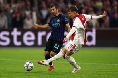 AMSTERDAM, BELANDA - 17 SEPTEMBER: Mika Godts dari AFC Ajax menembak saat berada di bawah tekanan Henrikh Mkhitaryan dari Internazionale selama pertandingan Fase Liga MD1 Liga Champions 2025/26 antara AFC Ajax dan FC Internazionale Milano di Johan Cruijff Arena pada 17 September 2025 di Amsterdam, Belanda. (Foto oleh Dekan Mouhtaropoulos/Getty Images)