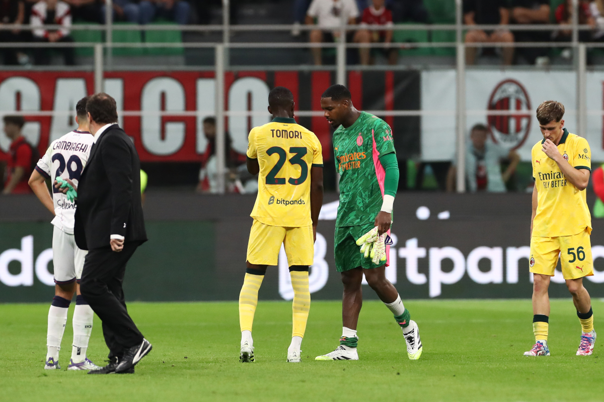 Mike Maignan deixa o campo após sofrer uma lesão durante a partida da Serie A entre AC Milan e Bologna FC.