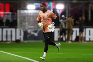 MILAN, ITALY - SEPTEMBER 14: Mike Maignan of AC Milan warms up before the Serie A match between AC Milan and Bologna FC 1909 at Giuseppe Meazza Stadium on September 14, 2025 in Milan, Italy. (Photo by Marco Luzzani/Getty Images)