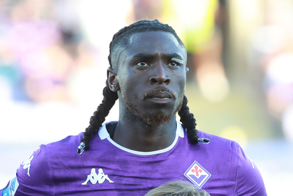 Florencia, Italia - 21 de septiembre: Moise Kean de ACF Fiorentina observa durante el partido de la Serie A entre ACF Fiorentina y Como 1907 en Artemio Franchi el 21 de septiembre de 2025 en Florencia, Italia. (Foto de Gabriele Maltinti/Getty Images)