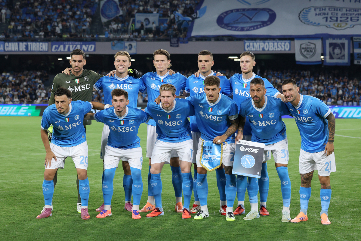Jugadores del SSC Napoli posando antes del partido de la Serie A contra el Pisa SC.
