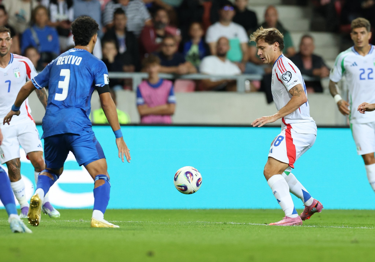 Nicolo Barella joga pela Itália contra Israel em uma eliminatória da Copa do Mundo