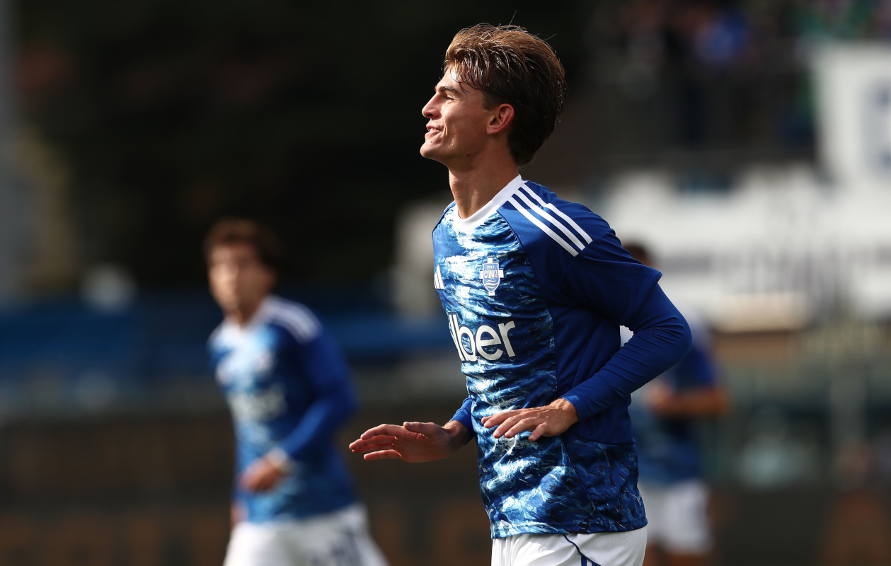 Como, Taliansko - 27. september: Nico Paz z Como 1907 oslavuje po prvom góle svojho tímu počas zápasu Serie A medzi Como 1907 a US Cremonese na štadióne Giuseppe Sinigaglia 27. septembra 2025 v Taliansku Como. (Foto: Marco Luzzani/Getty Images)