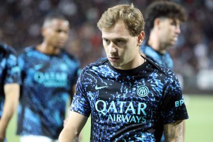 CAGLIARI, ITALY - SEPTEMBER 27: Nicolò Barella of Inter warms up ahead before the Serie A match between Cagliari Calcio and FC Internazionale at Stadio Sant'Elia on September 27, 2025 in Cagliari, Italy. (Photo by Enrico Locci/Getty Images)