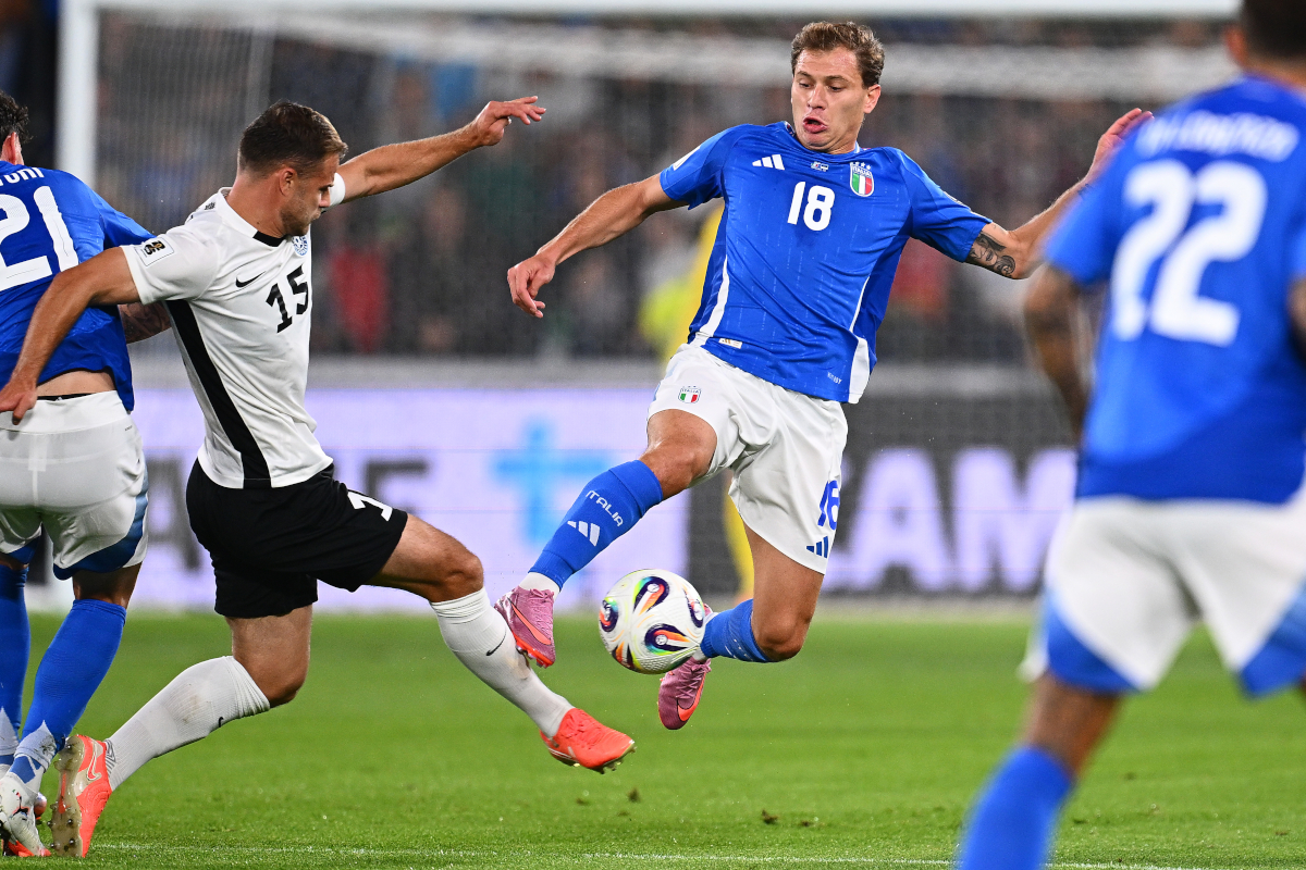 BERGAMO, ITALY - SEPTEMBER 05: Nicolò Barella of Italy in action challenges for the ball with Rauno Sappinen of Estonia during the FIFA World Cup 2026 qualifier match between Italy and Estonia at Stadio di Bergamo on September 05, 2025 in Bergamo, Italy. (Photo by Mattia Ozbot/Getty Images)