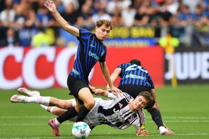 TURIN, ITALY - SEPTEMBER 13: Kenan Yildiz of Juventus is tackled by Nicolo Barella and Hakan Calhanoglu of Internazionale during the Serie A match between Juventus FC and FC Internazionale at on September 13, 2025 in Turin, Italy. (Photo by Valerio Pennicino/Getty Images)