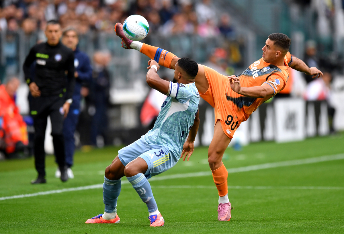 Turín, Italia - 27 de septiembre: Nikola Krstovic de Atalanta BC controla la pelota mientras está bajo la presión de Bremer de la Juventus durante el partido de la Serie A entre la Juventus FC y Atalanta BC en el Estadio Allianz el 27 de septiembre de 2025 en Turín, Italy. (Foto de Valerio Pennicino/Getty Images)