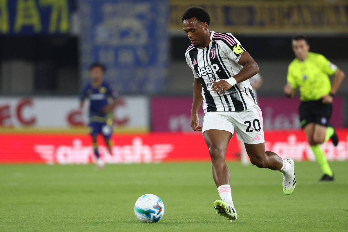 Verona, Taliansko - 20. septembra: Lois Openda z Juventus FC v akcii počas zápasu Serie A medzi Hellas Verona FC a Juventus FC v Stadio Marcantonio Bentegodi 20. septembra 2025 vo Verone vo Verone v Taliansku. (Fotografie od Francesco Scaccianoce/Getty Images)