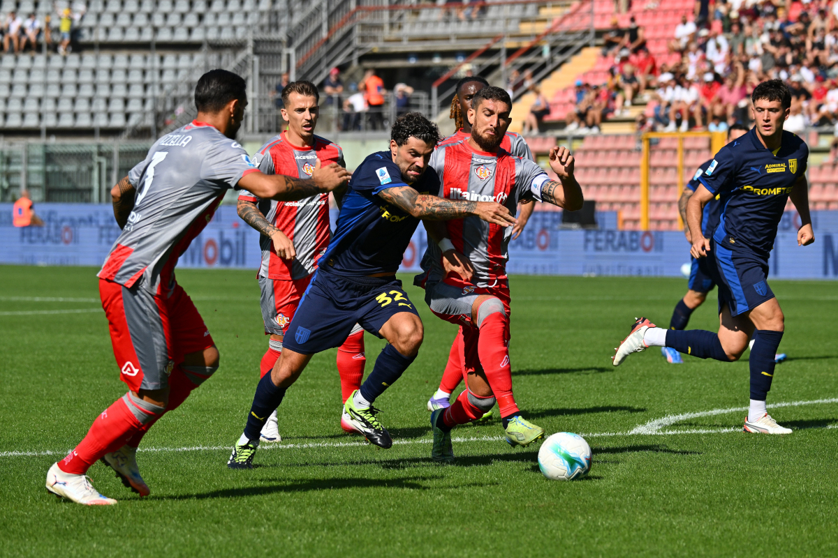 CREMONA, ITALY - SEPTEMBER 21: Patrick Cutrone of Parma Calcio 1913 and Matteo Bianchetti of US Cremonese fight for the ball during the Serie A match between US Cremonese and Parma Calcio 1913 at Stadio Giovanni Zini on September 21, 2025 in Cremona, Italy. (Photo by Marco M. Mantovani/Getty Images)