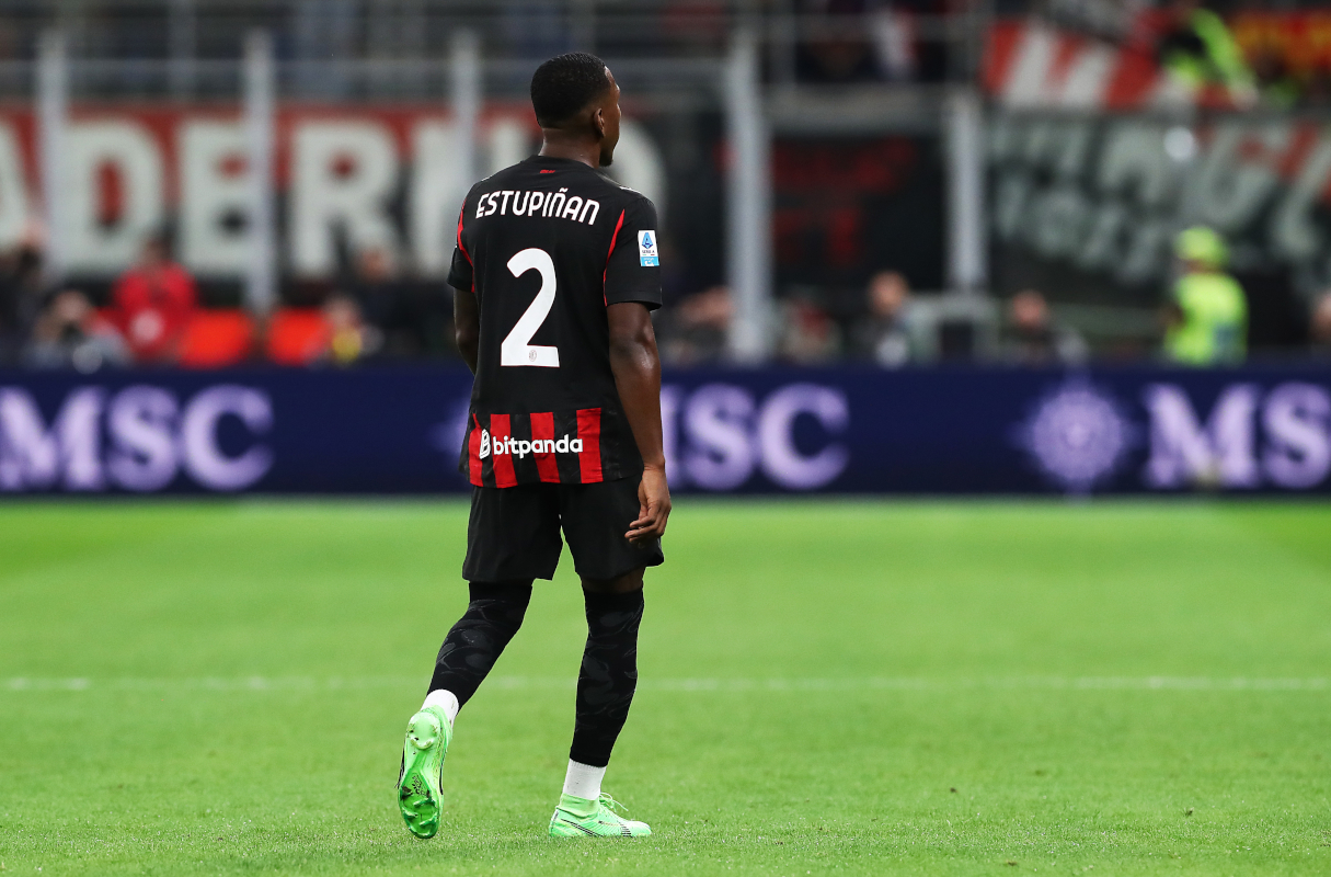 Milán, Italia - 28 de septiembre: Pervis Estupinan de AC Milan se aleja después de recibir una tarjeta roja durante el partido de la Serie A entre el AC Milan y SSC Napoli en el estadio Giuseppe Meazza el 28 de septiembre de 2025 en Milán, Italia. (Foto de Marco Luzzani/Getty Images)