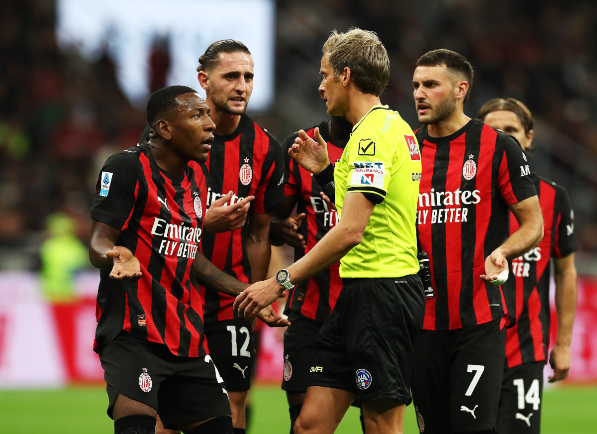 MILAN, ITALY - SEPTEMBER 28: Pervis Estupinan of AC Milan receives a red card during the Serie A match between AC Milan and SSC Napoli at Giuseppe Meazza Stadium on September 28, 2025 in Milan, Italy. (Photo by Marco Luzzani/Getty Images)