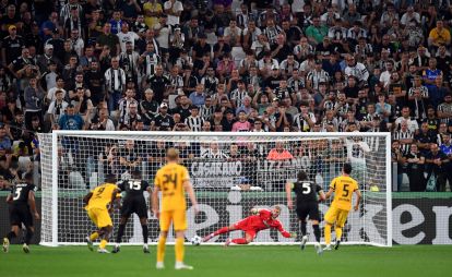 Turin, Italia - 16 September: Ramy Bensebaini dari Borussia Dortmund mencetak gol keempat timnya dari titik penalti selama pertandingan Liga Liga UEFA 2025/26 Fase MD1 antara Juventus dan Borussia Dortmund di Stadion Juventus pada 16 September, 2025 di Turin, Italy. (Foto oleh Valerio Pennicino/Getty Images)