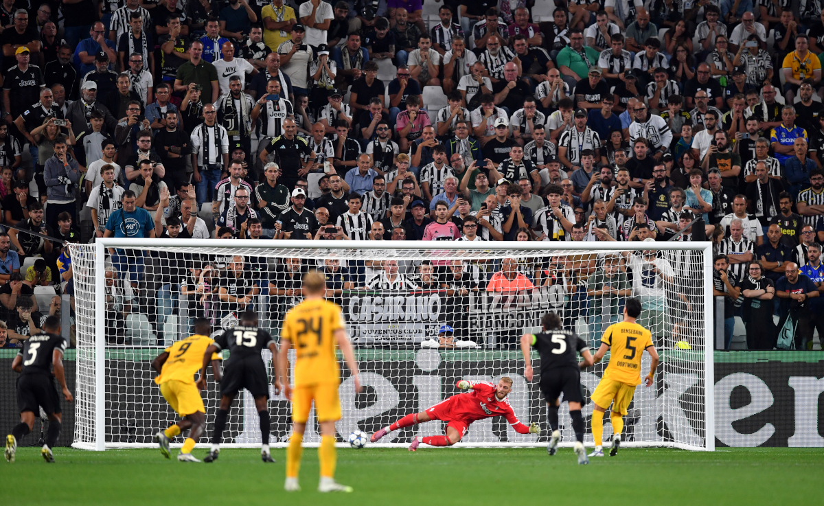 TURIN, ITALIE - 16 SEPTEMBRE : Ramy Bensebaini du Borussia Dortmund marque le quatrième but de son équipe sur penalty lors du match de la phase de groupes de la Ligue des champions 2025/26 entre la Juventus et le Borussia Dortmund au Juventus Stadium, le 16 septembre 2025 à Turin, en Italie. (Photo de Valerio Pennicino/Getty Images)