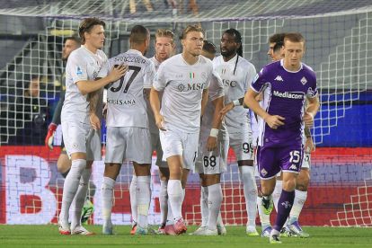 FLORENCE, Italia - 13 September: Kevin de Bruyne dari SSC Napoli dan Rasmus Hojlund merayakan setelah mencetak gol selama pertandingan Serie A antara ACF Fiorentina dan SSC Napoli di Artemio Franchi pada 13 September 2025 di Florence, Italia. (Foto oleh Gabriele Maltinti/Getty Images)