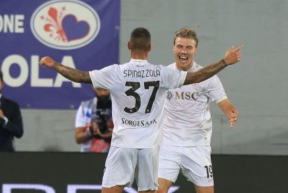 FLORENCE, Italia - 13 September: Rasmus Hojlund dari SSC Napoli merayakan setelah mencetak gol selama pertandingan Serie A antara ACF Fiorentina dan SSC Napoli di Artemio Franchi pada 13 September 2025 di Florence, Italia. (Foto oleh Gabriele Maltinti/Getty Images)