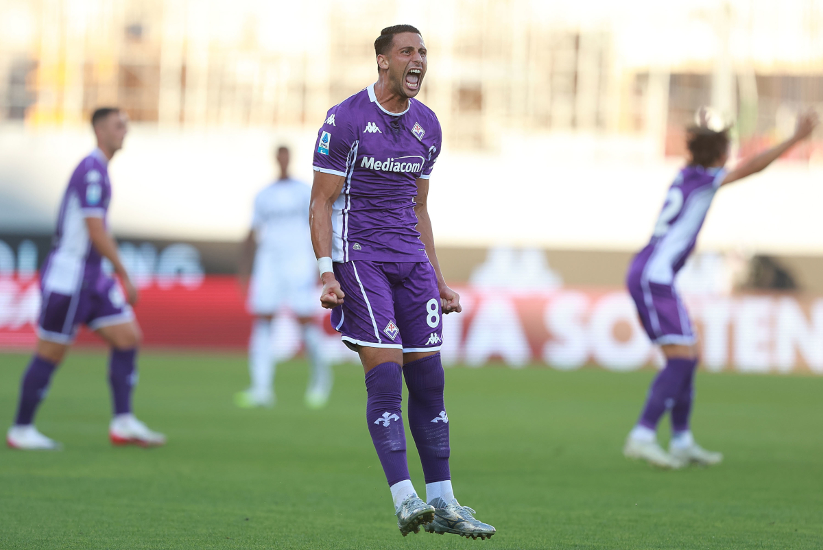 Rolando Mandragora comemorando um gol pela Fiorentina contra o Como
