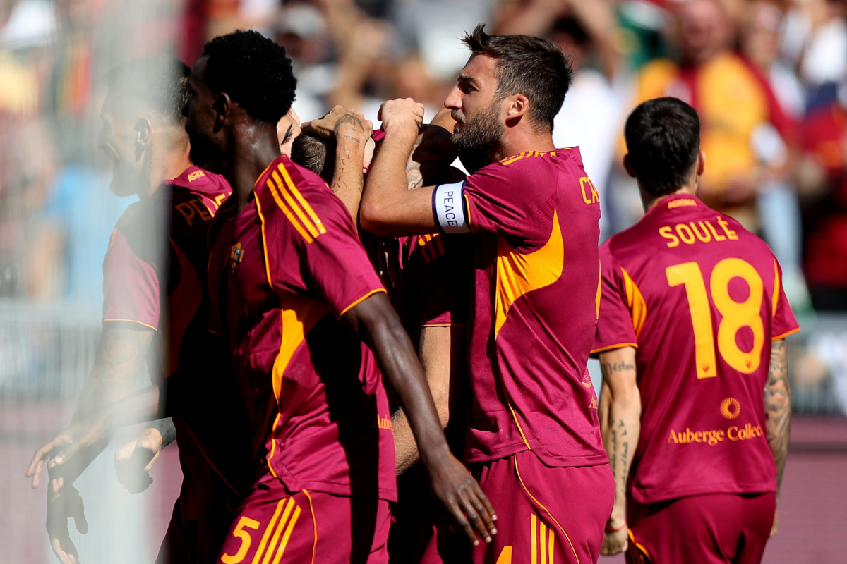 ROME, ITALY - SEPTEMBER 28: Artem Dovbyk with his teammates of AS Roma celebrates after scoring the opening goal during the Serie A match between AS Roma and Hellas Verona FC at Stadio Olimpico on September 28, 2025 in Rome, Italy. (Photo by Paolo Bruno/Getty Images)