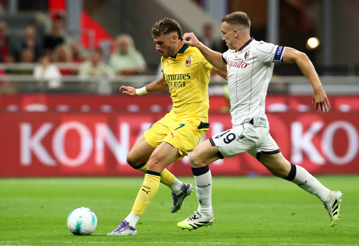 MILAN, ITALY - SEPTEMBER 14: Santiago Gimenez of AC Milan is challenged by Lewis Ferguson of Bologna during the Serie A match between AC Milan and Bologna FC 1909 at Giuseppe Meazza Stadium on September 14, 2025 in Milan, Italy. (Photo by Marco Luzzani/Getty Images)
