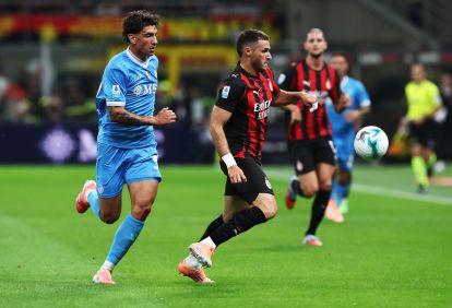 Milan, Italia - 28 September: Santiago Gimenez dari AC Milan ditantang oleh Luca Marianucci dari Napoli selama pertandingan Serie A antara AC Milan dan SSC Napoli di Stadion Giuseppe Meeazza pada 28 September 2025 di Milan, Italia. (Foto oleh Marco Luzzani/Getty Images)