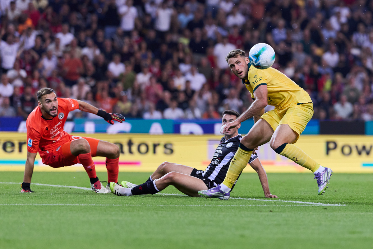 UDINE, ITALY - SEPTEMBER 20: Santiago Gimenez of AC Milan competes for the ball with Oier Zarraga of Udinese Calcio and Razvan Sava of Udinese Calcio during the Serie A match between Udinese Calcio and AC Milan at Stadio Friuli on September 20, 2025 in Udine, Italy. (Photo by Emmanuele Ciancaglini/Getty Images)