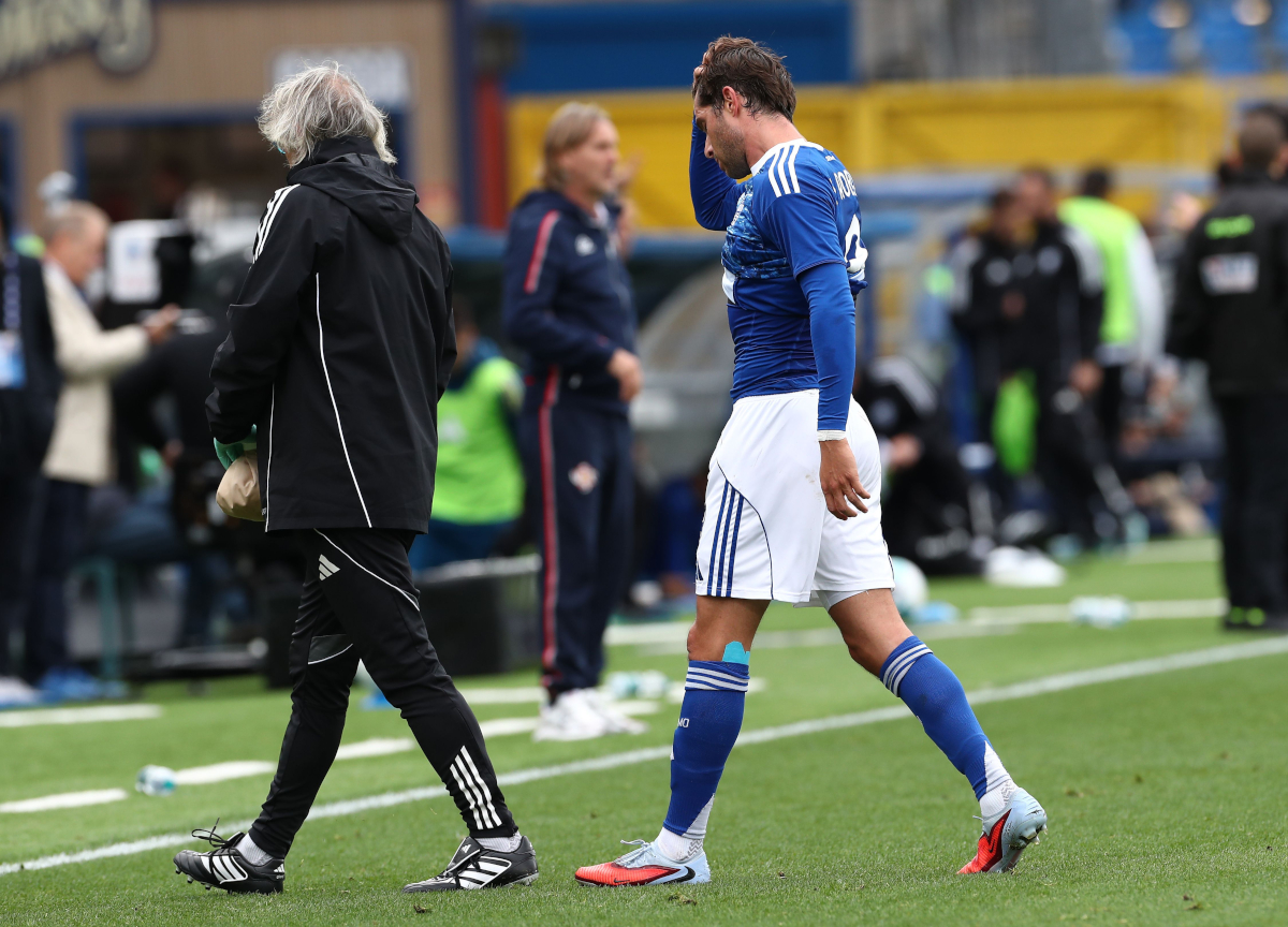 Serie A | Como 1-1 Cremonese: Baschirotto keeps unbeaten streak alive COMO, ITALY - SEPTEMBER 27: Sergi Roberto of Como 1907 walk off with an injuryduring the Serie A match between Como 1907 and US Cremonese at Giuseppe Sinigaglia Stadium on September 27, 2025 in Como, Italy. (Photo by Marco Luzzani/Getty Images)