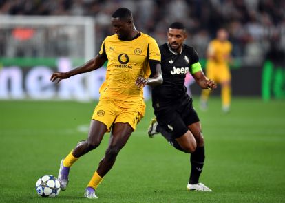 Turin, Italia - 16 September: Serhou Guirassy dari Borussia Dortmund mengendalikan bola sementara di bawah tekanan dari Bremer dari Juventus selama pertandingan Liga Liga UEFA 2025/26 Fase MD1 antara Juventus dan Borussia Dortmund di Juventus Stadium pada 16 September, 2025 di Turin. (Foto oleh Valerio Pennicino/Getty Images)