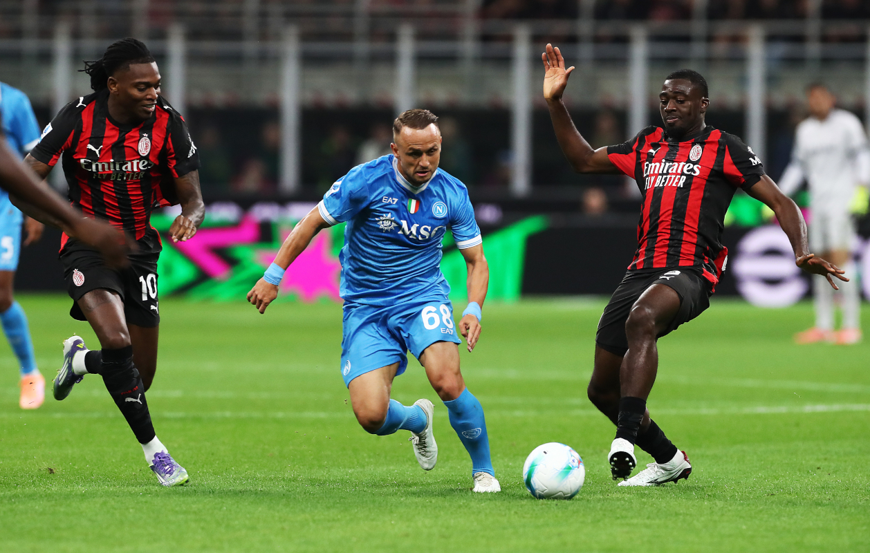 Milan, Italia - 28 September: Stanislav Lobotka dari Napoli ditantang oleh Youssouf fofana AC Milan selama pertandingan Serie A antara AC Milan dan SSC Napoli di Stadion Giuseppe Meazza pada 28 September 2025 di Milan, Italia. (Foto oleh Marco Luzzani/Getty Images)
