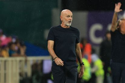 FLORENCE, Italia - 13 September: Kepala pelatih Stefano Pioli Manajer ACF Fiorentina melihat selama pertandingan Serie A antara ACF Fiorentina dan SSC Napoli di Artemio Franchi pada 13 September 2025 di Florence, Italia. (Foto oleh Gabriele Maltinti/Getty Images)
