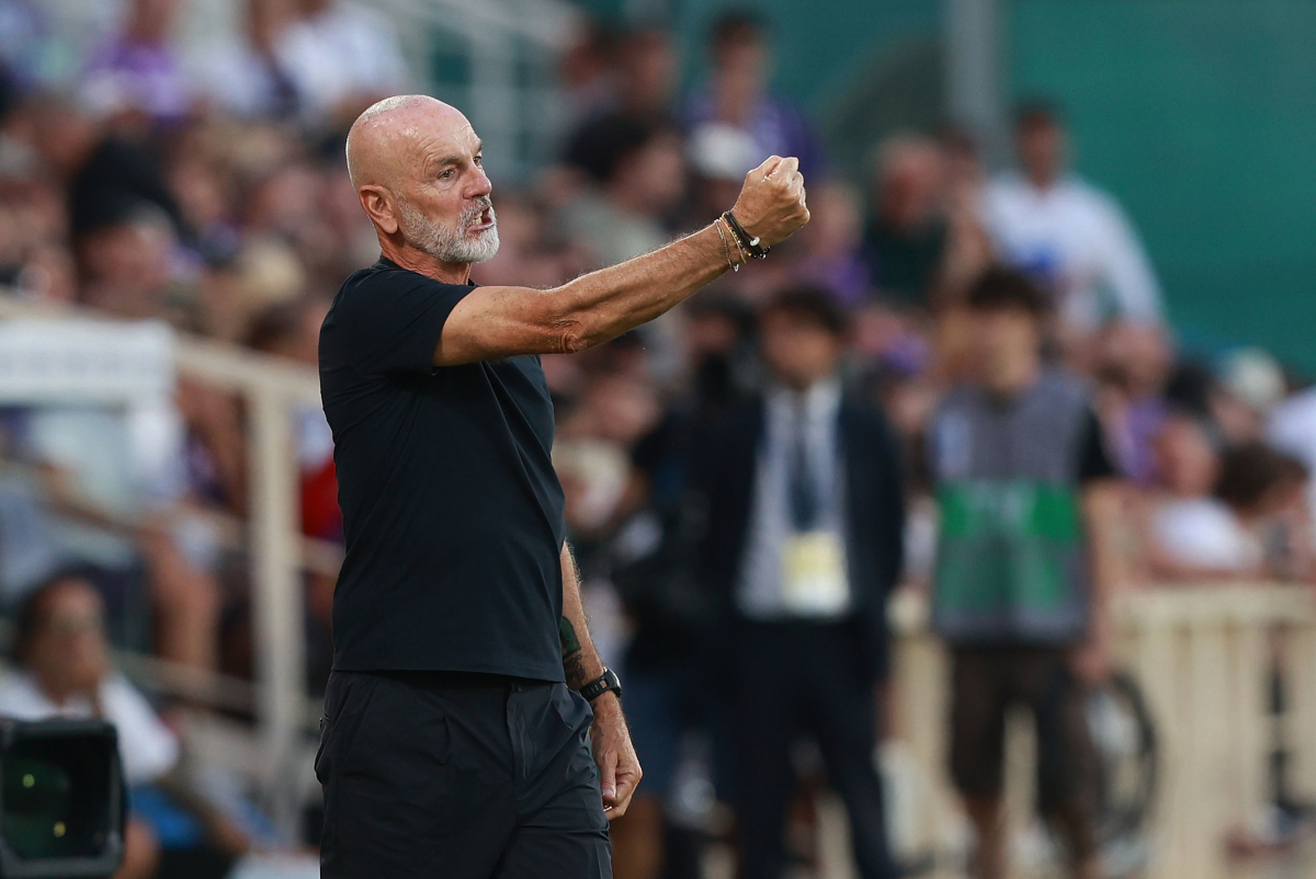 Florencia, Taliansko - 21. september: Hlavný tréner Stefano Pioli manažér ACF Fiorentina reaguje počas zápasu Serie A medzi ACF Fiorentina a Como 1907 v Artemio Franchi 21. septembra 2025 vo Florencii v Taliansku. (Foto: Gabriele Maltinti/Getty Images)