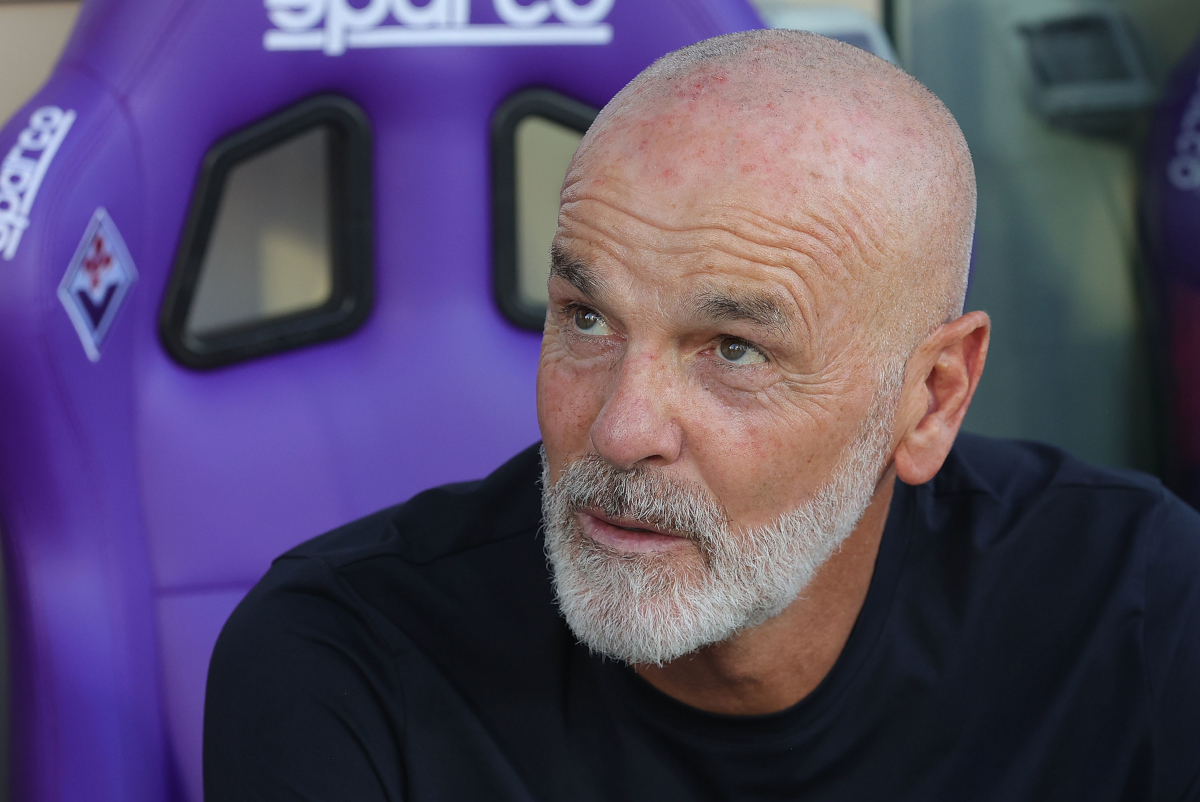 FLORENCE, ITALY - SEPTEMBER 21: Head coach Stefano Pioli manager of ACF Fiorentina looks on during the Serie A match between ACF Fiorentina and Como 1907 at Artemio Franchi on September 21, 2025 in Florence, Italy. (Photo by Gabriele Maltinti/Getty Images)